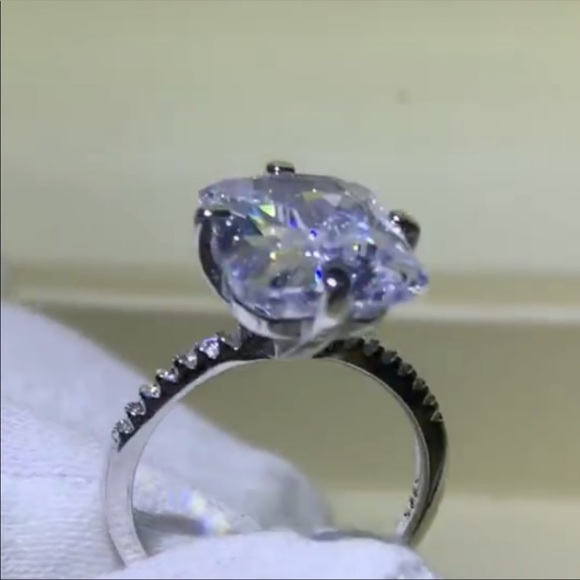 NEW 8 CARAT RADIANT 18K WHITE GOLD ENGAGEMENT RING - Picture 5 of 5